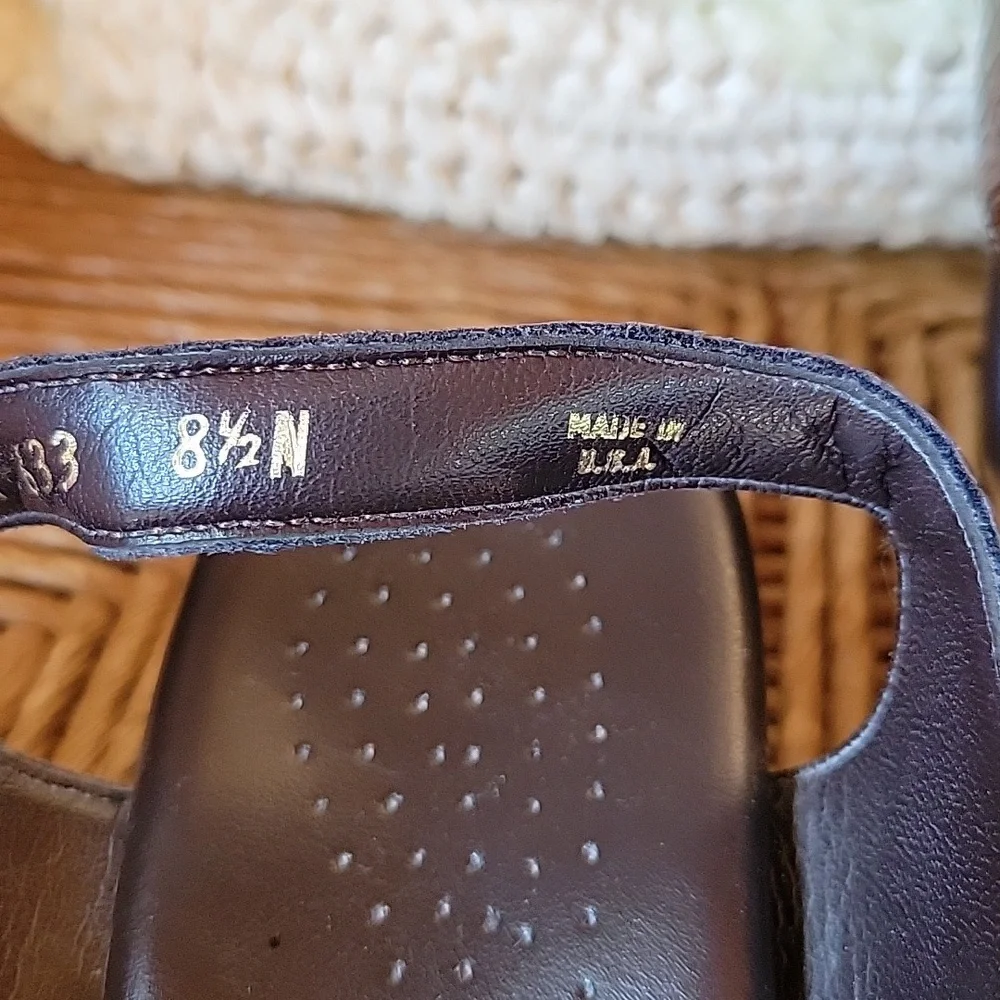 SAS Suntimer brown croc sandal, size 8.5N